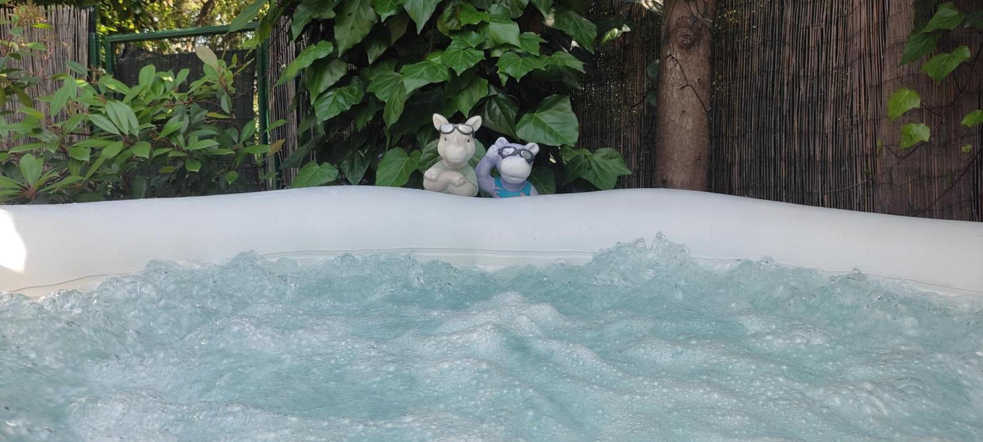 Joli Studio Climatise Avec Jacuzzi Prive Et Entree Independante Fréjus 외부 사진
